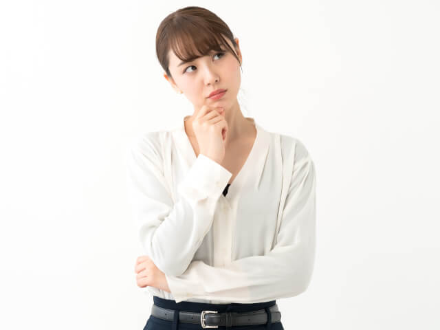 首をかしげる女性