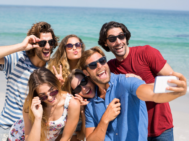 イベントで出会った人と写真を撮る様子