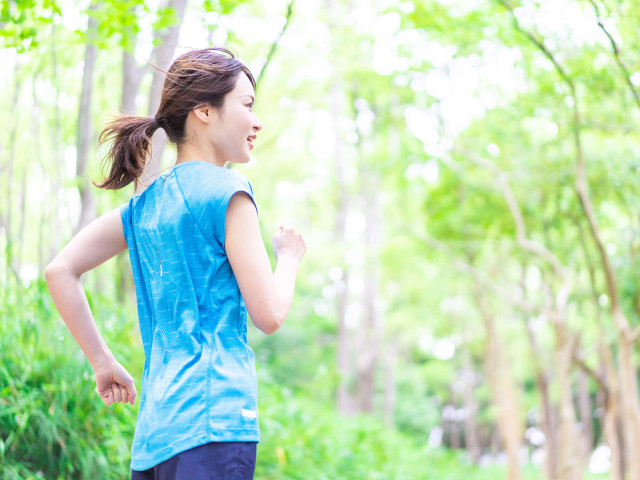 ジョギングをする女性