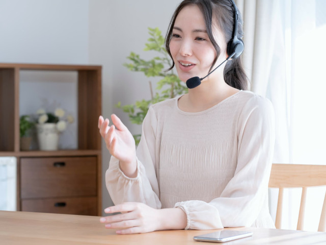 オンライン英会話をする女性