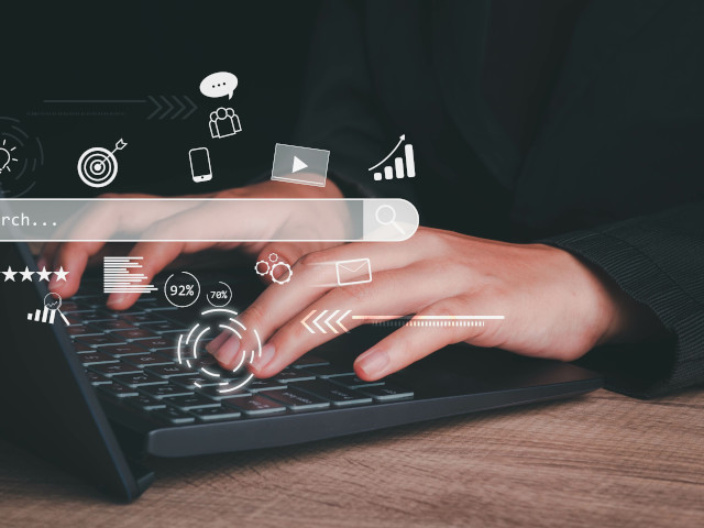 キーボードを打つ人