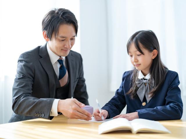 英語を教える先生と教わる生徒