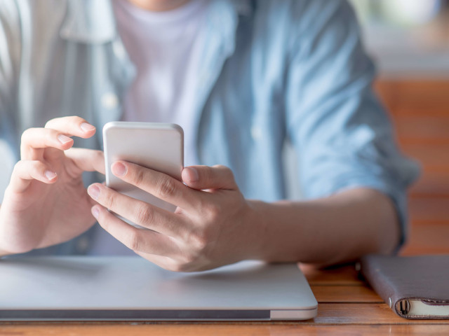 スマホを触る人